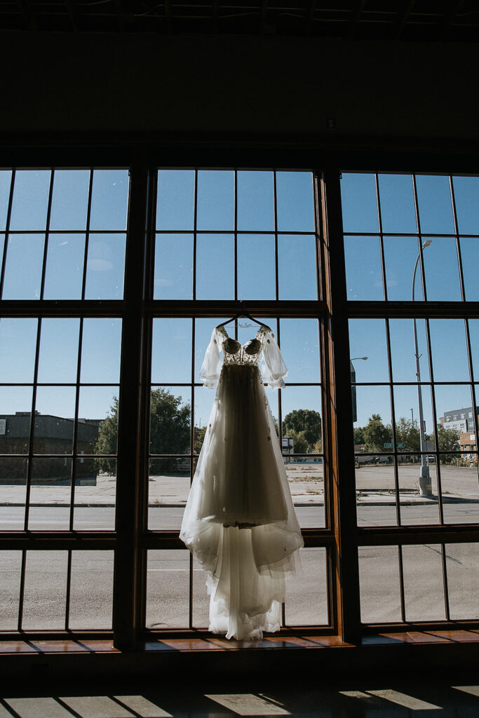 stunning picture of the wedding dress