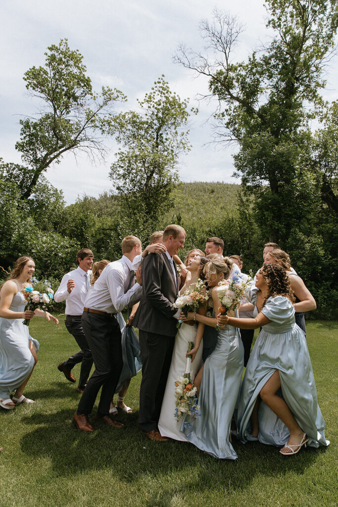 Cute picture of the bride and groom with their bridesmaids and groomsmen