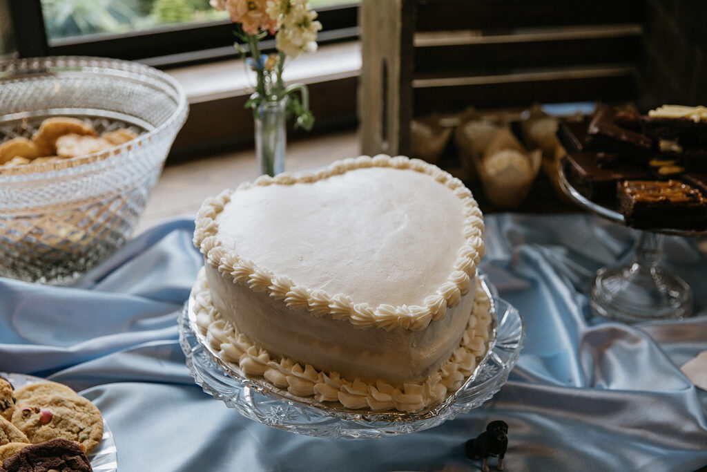 stunning wedding cake