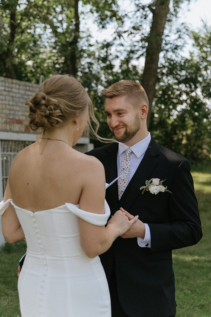 Kylie & Ian’s Romantic Modern Wedding at RiverHaven Events Center