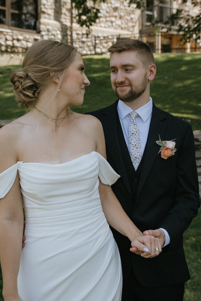 Kylie & Ian’s Romantic Modern Wedding at RiverHaven Events Center