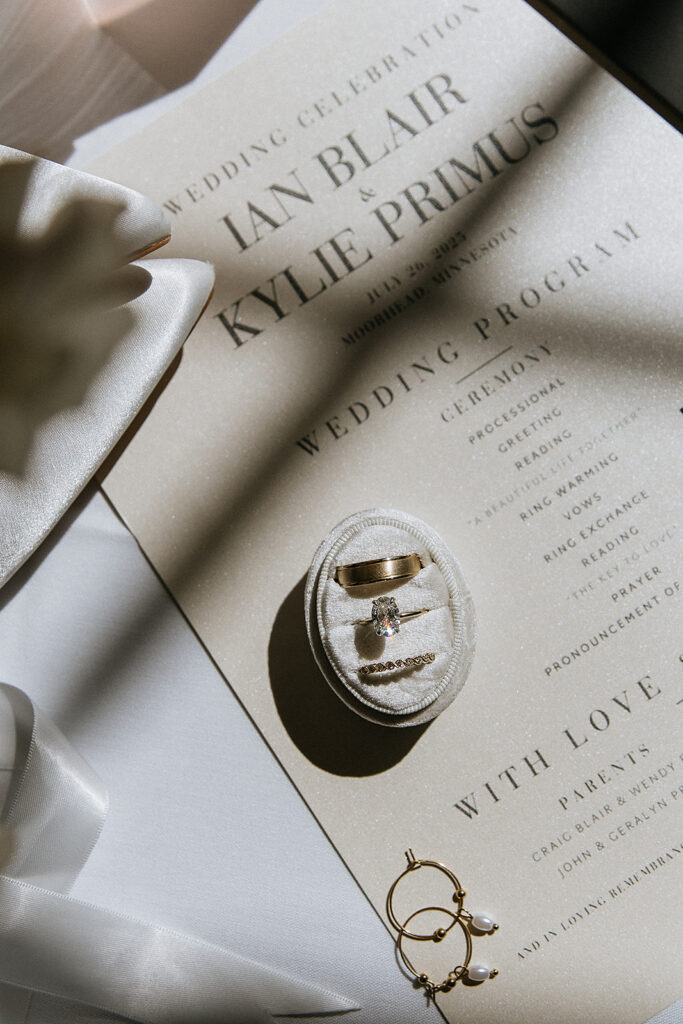 stunning picture of the wedding rings