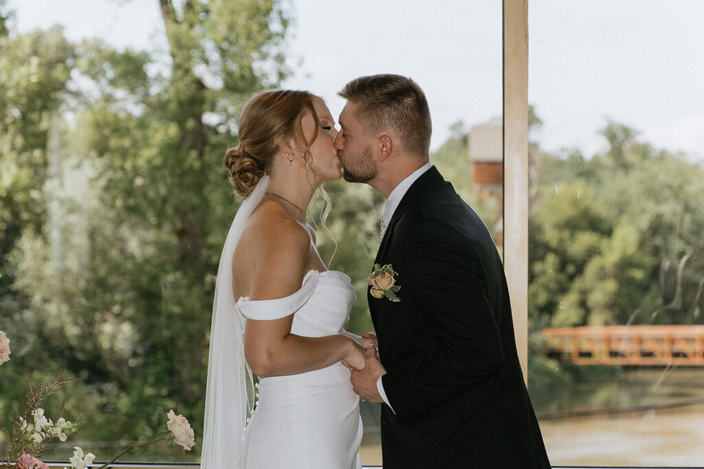 Kylie & Ian’s Romantic Modern Wedding at RiverHaven Events Center