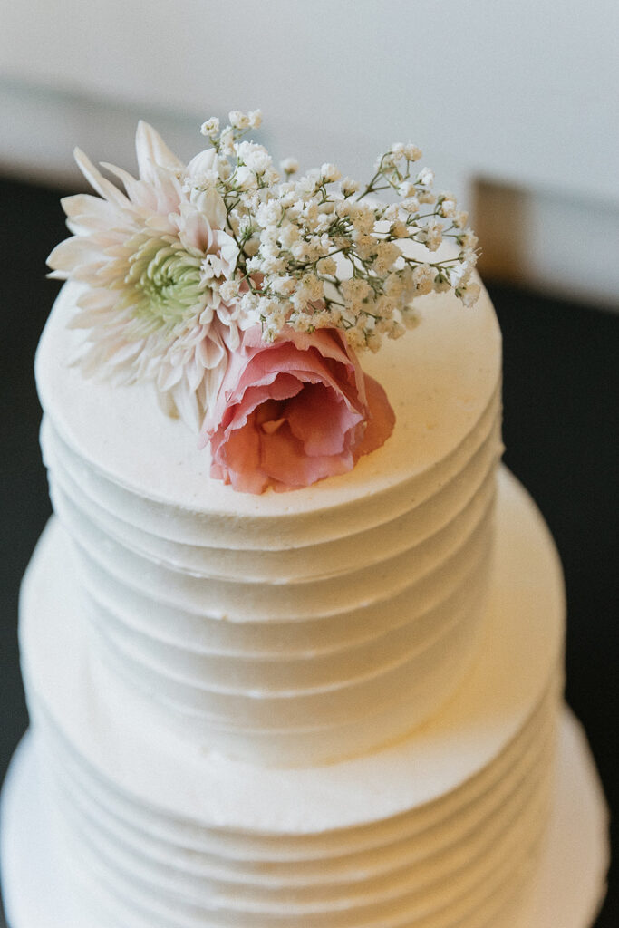 stunning picture of the wedding cake