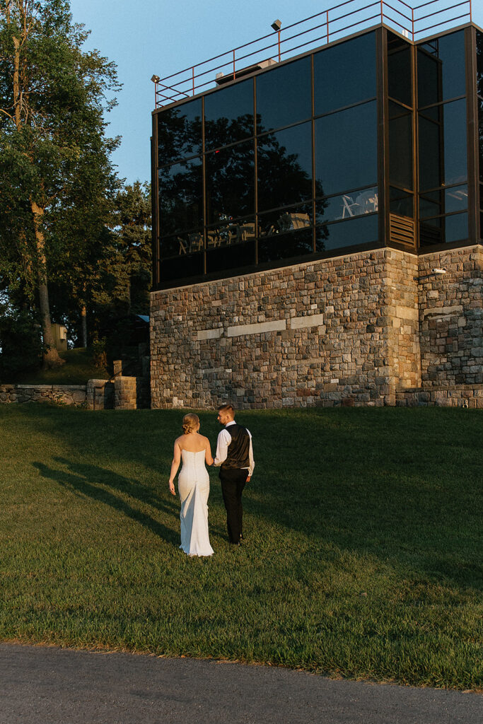 Kylie & Ian’s Romantic Modern Wedding at RiverHaven Events Center
