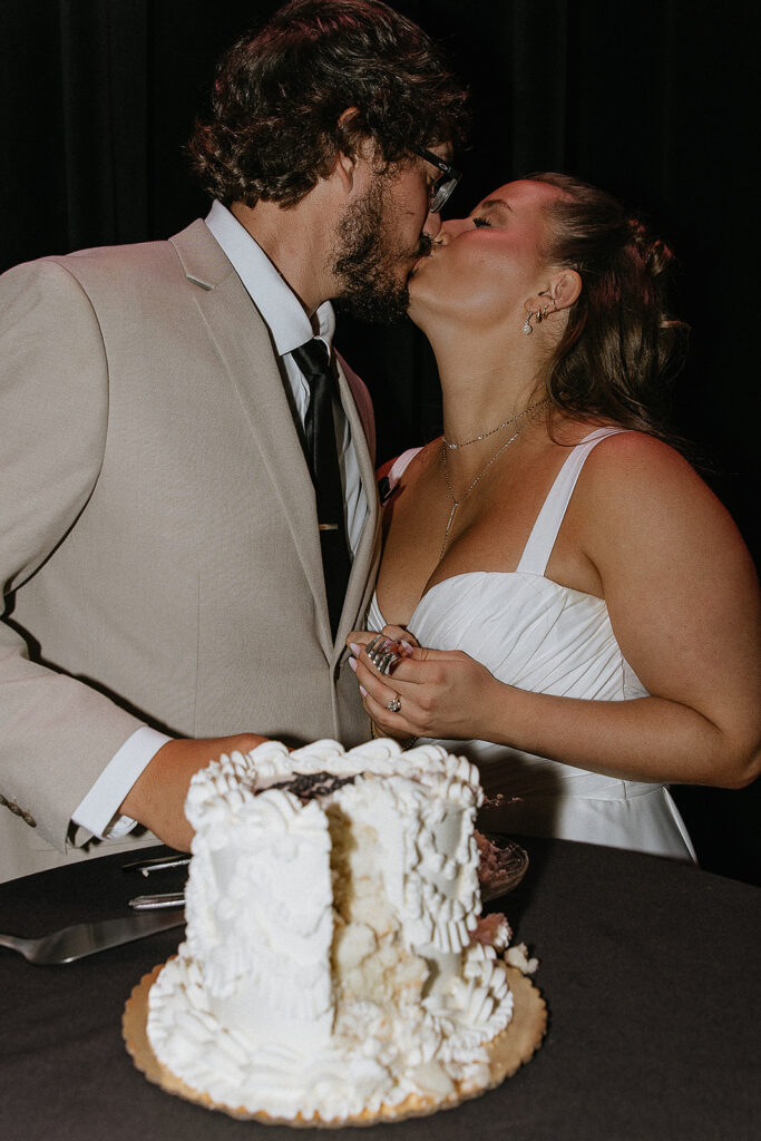 Cute picture of the newly married couple kissing