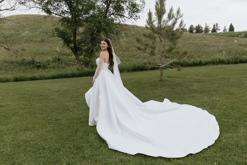 Stunning picture of the bride in her wedding dress