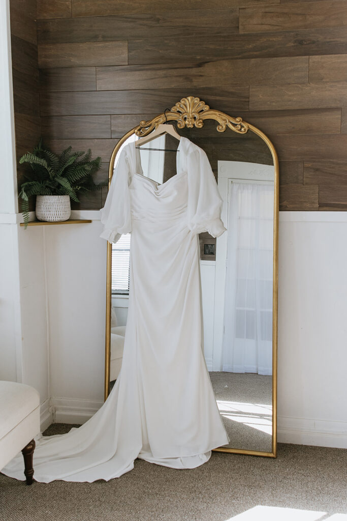 stunning picture of the wedding dress