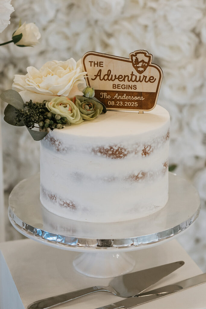 stunning picture of the wedding cake