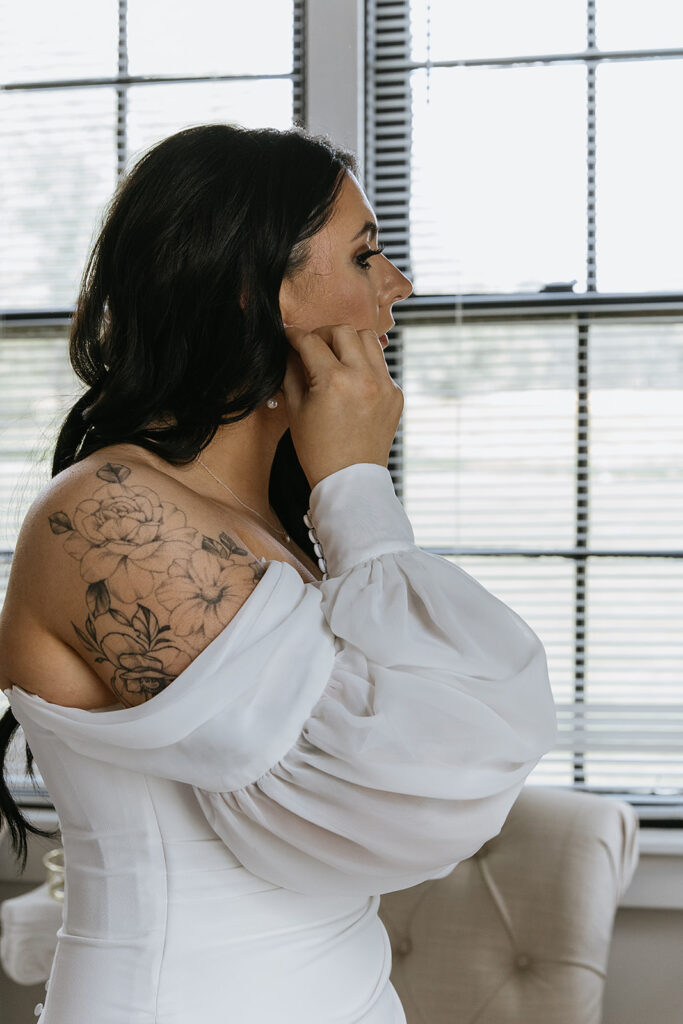 bride putting on her jewelry