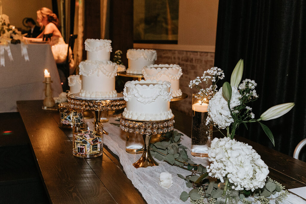 beautiful picture o fthe wedding cake