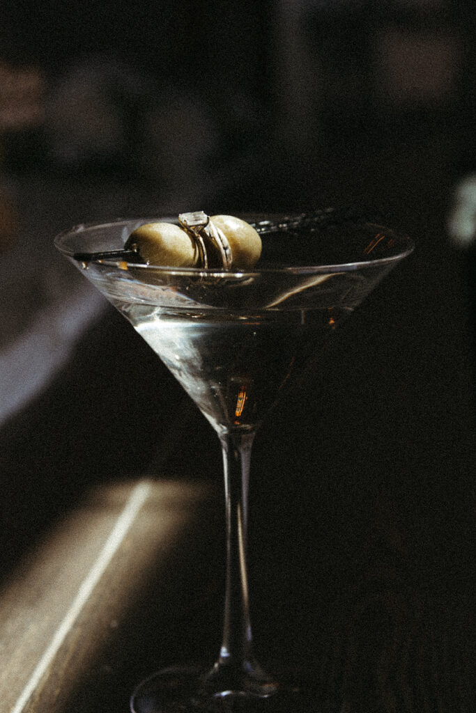 stunning picture of the wedding rings