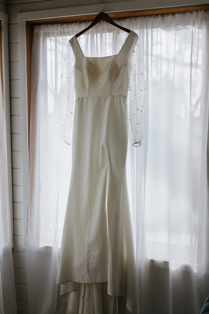 stunning picture of the wedding dress